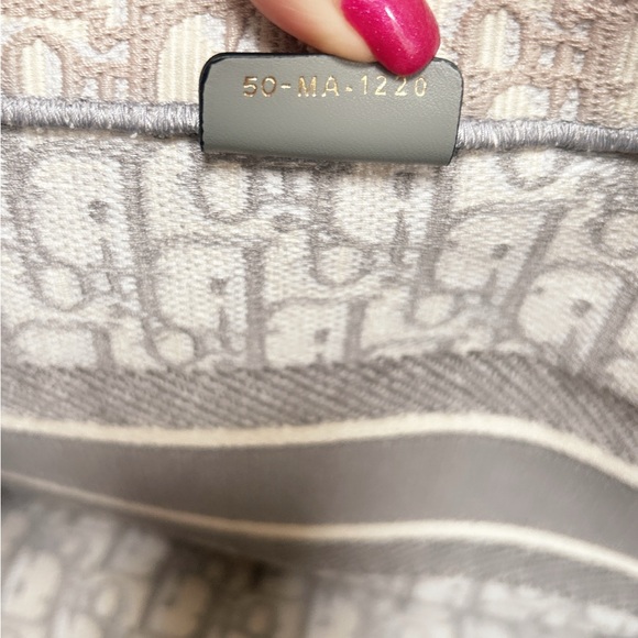 DIOR Book Tote, Medium, in Gray & Ecru Oblique - Picture 13 of 17